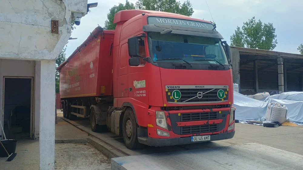 Camion MORALIS GRAINS pe cântarul-pod la baza din Șendreni, lângă cabina de cântărire