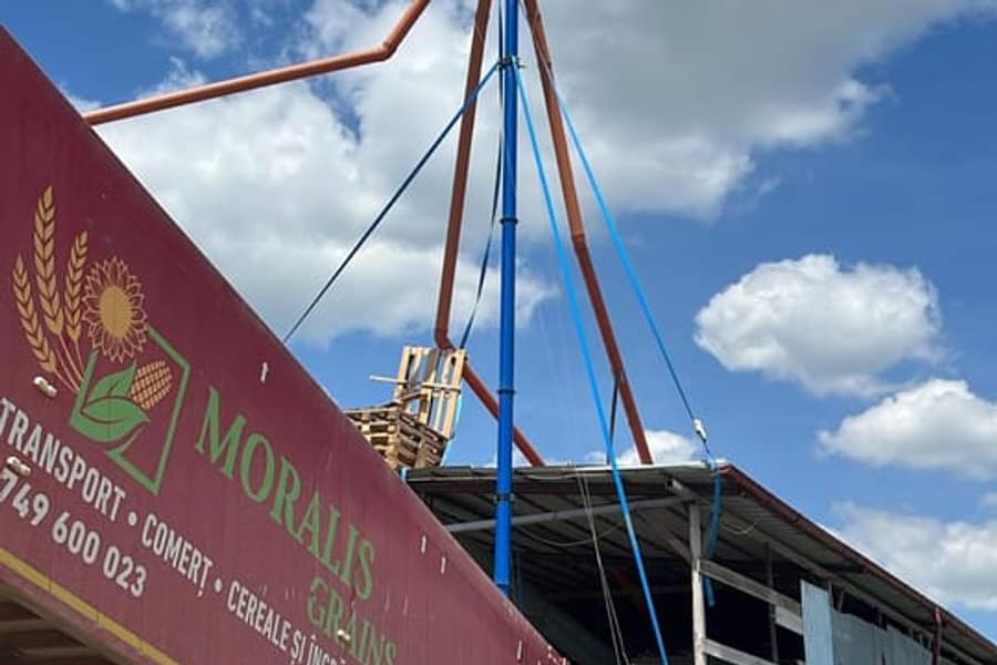 Camionul MORALIS GRAINS la încărcarea cerealelor la baza firmei