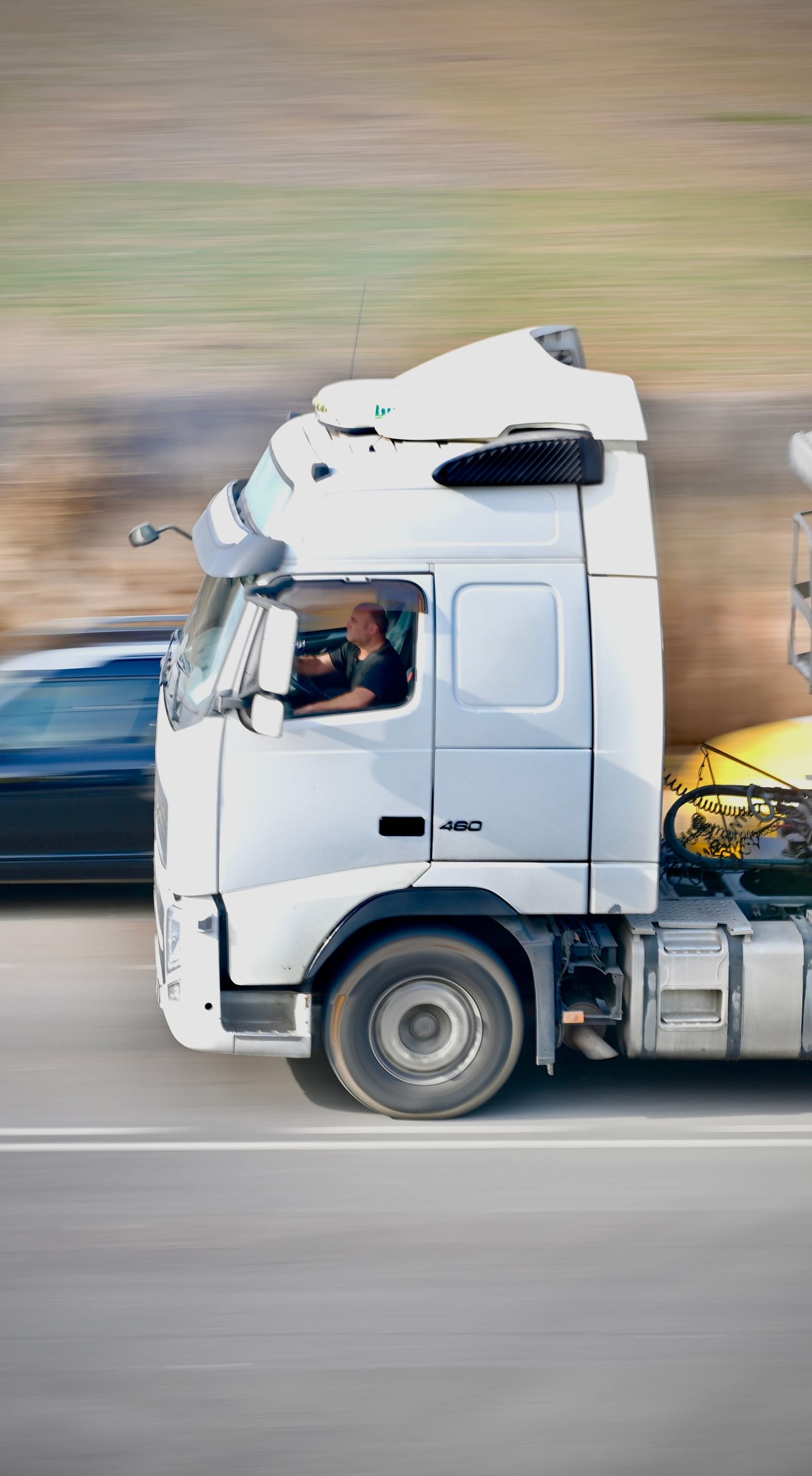 Cap tractor alb în mișcare pe autostradă