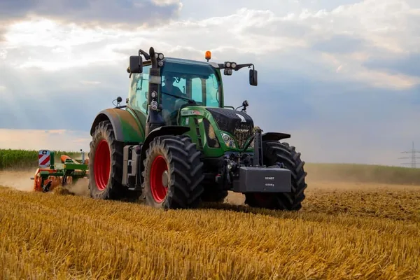 Tractor lucrând într-un lan de cereale