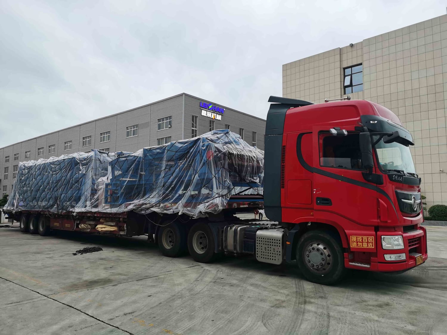 Basculantă de mare capacitate pregătită pentru transport în vrac